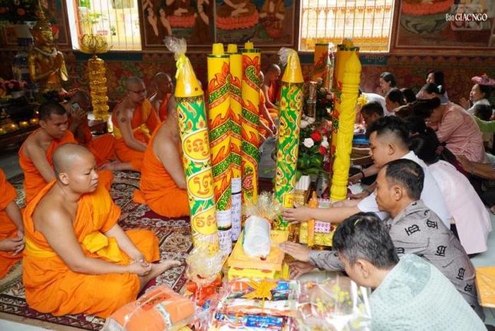 Nghi thức dâng đèn và y tắm mưa khóa An cư kiết hạ Phật lịch 2570