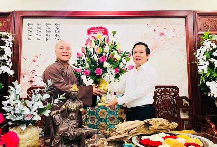 Đại đức Thích Thanh Quang, Trưởng ban Trị sự GHPGVN tỉnh Hưng Yên nhận hoa chúc mừng từ ông Bí thư Tỉnh ủy Phạm Quang Ngọc