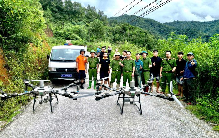 Ông Cầm Văn Tuấn, Phó trưởng Công an xã Mường Than, cùng các lực lượng tham gia cứu hộ tại hiện trường.