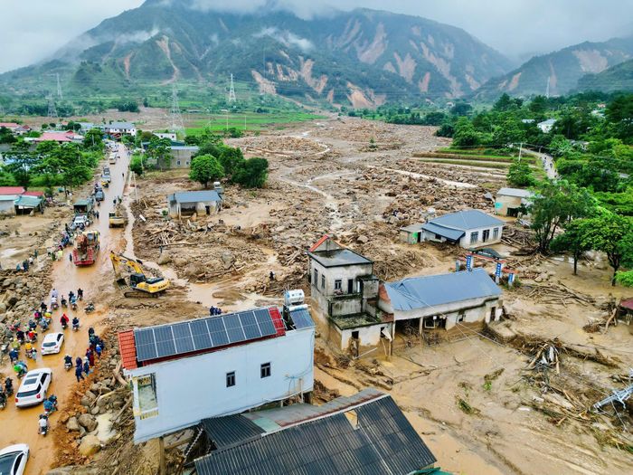 Drone được triển khai tìm kiếm, khảo sát hiện trường sạt lở và khu vực hồ thủy điện Huội Quảng - Bản Chát.