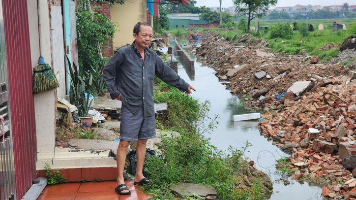 Việc đi lại của hơn chục hộ dân tại thôn Đại Lâm, xã Tam Đa, tỉnh Bắc Ninh gặp khó khăn do dự án nâng cấp đường Quân Báo thi công chậm tiến độ.