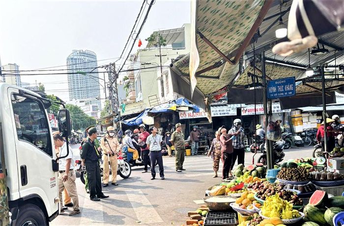 Lực lượng an ninh cơ sở và công an lập lại trật tự vỉa hè Nha Trang.