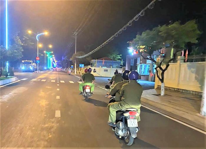 Lực lượng an ninh cơ sở ở Khánh Hòa phối hợp với công an địa phương tuần tra đêm.