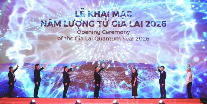 Các đại biểu thực hiện nghi thức bấm nút khai mạc Năm Lượng tử Gia Lai 2026.