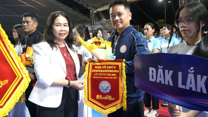 Ban tổ chức tặng hoa và cờ lưu niệm cho các đoàn về tham dự Giải.