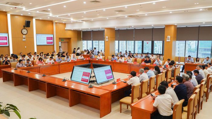 Đảng ủy Bộ Xây dựng tổ chức hội nghị kết nối trực tiếp tới điểm cầu Trung ương, gồm điểm cầu chính tại trụ sở Bộ Xây dựng và 51 điểm cầu tại các đảng ủy, chi bộ cơ sở trực thuộc Đảng ủy Bộ.