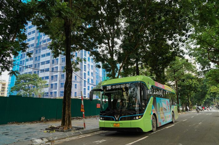 Giao thông nội khu đã được hoàn thiện từ rất lâu. Các tuyến xe buýt thuận lợi cho người dân đi lại. 