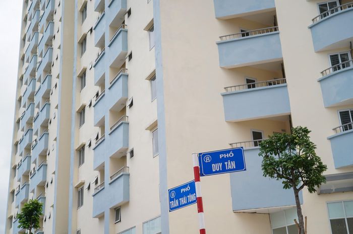 Nằm ở góc giao Duy Tân - Trần Thái Tông, chung cư N01 có vị trí đắc địa. Cuối tháng 5/2026, công trình được cải tạo, sơn sửa nhiều hạng mục cả bên trong lẫn ngoài.