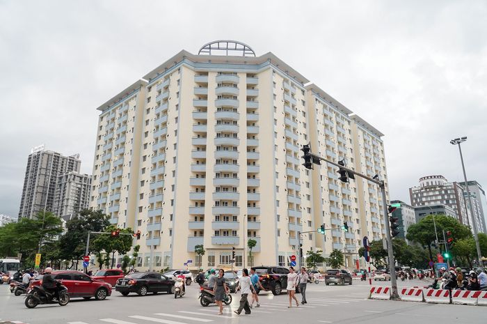 Chung cư N01 tại ô đất D17, khu đô thị mới Cầu Giấy, thuộc quỹ nhà tái định cư, được UBND quận Cầu Giấy (trước khi sắp xếp đơn vị hành chính) làm chủ đầu tư và khởi công năm 2011. Đến năm 2013, dự án hoàn thành phần xây thô gồm 4 đơn nguyên cao 15 tầng với 229 căn hộ, trên diện tích xây dựng khoảng 2.700m2, sau đó dừng thi công.