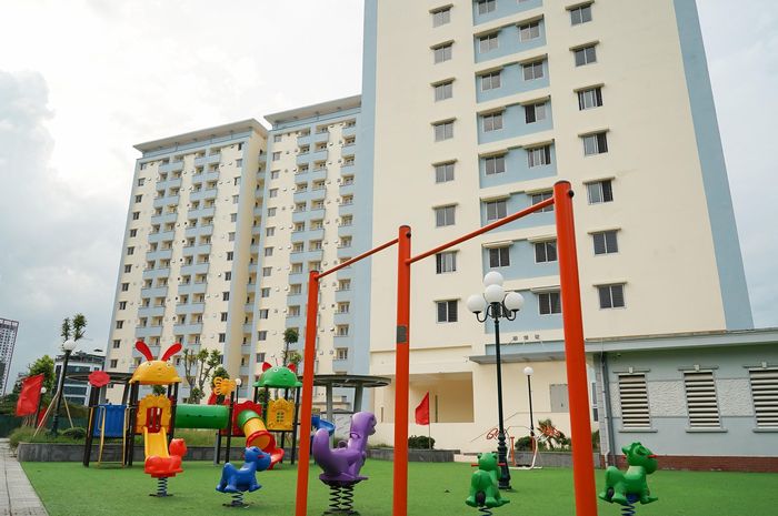 Khu nhà có khoảng không gian làm sân chơi trẻ em và khu sinh hoạt cộng đồng.