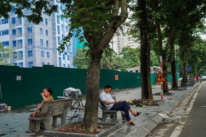 Cô Loan (45 tuổi), kinh doanh cửa hàng ăn uống bên cạnh Dự án Khu nhà ở học sinh, sinh viên Pháp Vân - Tứ Hiệp cho biết: ''Mấy khu nhà này bỏ không lâu năm, chỉ có nhà A1 là có sinh viên nhưng mùa hè các bạn cũng về quê hết nên rất vắng vẻ. Tôi mong sau khi chuyển đổi công năng sẽ có nhiều người đến ở, vừa tránh lãng phí, vừa giúp việc kinh doanh của người dân xung quanh khởi sắc hơn".