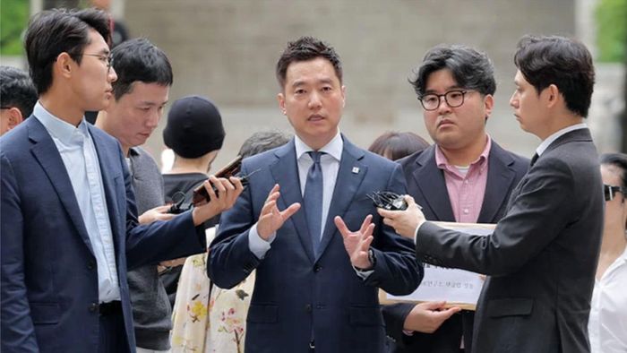 Sáng 26/5, Kim Se Ui xuất hiện tại Tòa án Trung tâm Seoul để tham dự phiên thẩm vấn nghi phạm trước khi bắt giam. (Ảnh: Yonhap).