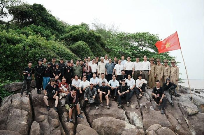 Đoàn làm phim "Kế hoạch CM12" sau cảnh quay thành công tại Hòn Đá Bạc, Cà Mau (Ảnh: Điện ảnh CAND).