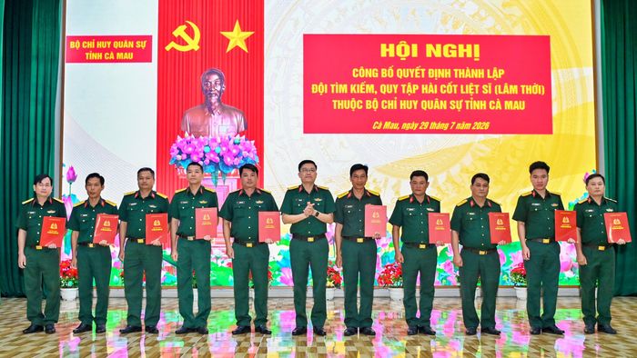 Đại tá Võ Thành Lê, Chính ủy Bộ CHQS tỉnh Cà Mau trao quyết định bổ nhiệm, Đội trưởng, Chính trị viên các chức danh (Ảnh: Phú Quang).