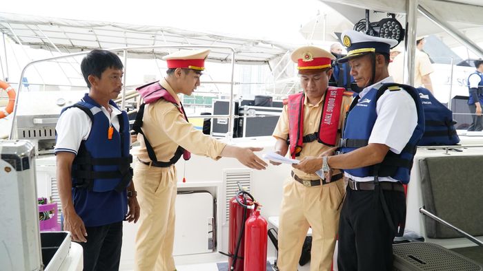 Cảnh sát giao thông đường thủy kiểm tra phương tiện trước khi xuất bến.