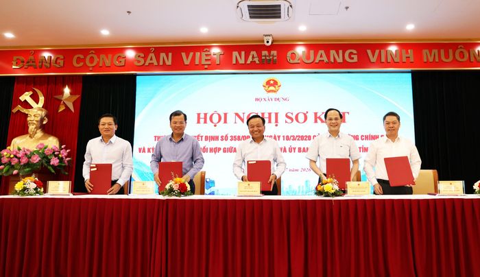 Lãnh đạo Bộ Xây dựng ký kết quy chế phối hợp với các UBND tỉnh có đường sắt đi qua, tăng cường phối hợp đồng bộ trong quản lý Nhà nước, xử lý lối đi tự mở và bảo đảm trật tự, an toàn giao thông đường sắt.