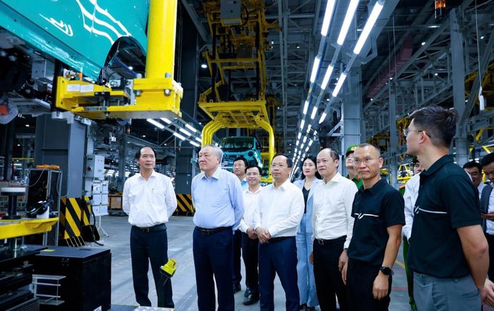 Lãnh đạo tỉnh tham quan dây chuyền vận hành tự động sản xuất ô tô điện.