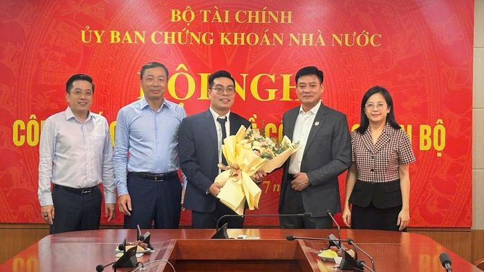 Ông Hoàng Văn Thu - Phó Chủ tịch UBCKNN chụp ảnh cùng Lãnh đạo Ban Tổ chức và quản lý nguồn nhân lực, đại diện Lãnh đạo đảng ủy