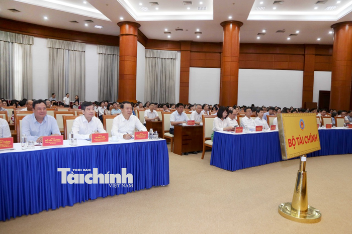 Đồng chí Nguyễn Đức Chi - Ủy viên Ban Thường vụ Đảng ủy Bộ, Thứ trưởng Bộ Tài chính; đồng chí Tạ Anh Tuấn - Ủy viên Ban Thường vụ Đảng ủy Bộ, Thứ trưởng Bộ Tài chính dự tại điểm cầu Bộ Tài chính (28 Trần Hưng Đạo). Ảnh: Đức Minh