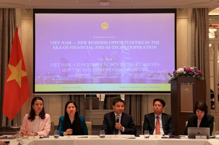 Phó Thủ tướng Nguyễn Văn Thắng chủ trì tọa đàm “Cơ hội kinh doanh mới trong kỷ nguyên hợp tác tài chính và công nghệ cao”. Ảnh: Anh Hiển - TTXVN tại Thụy Sỹ