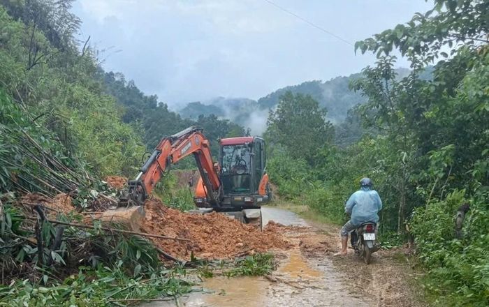 Lực lượng chức năng tại Lâm Bình khẩn trưởng khắc phục sạt lở sau mưa lũ