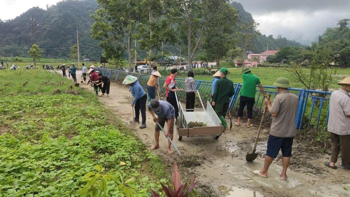 Người dân thôn Bản Kè chủ động khơi thông cống rảnh trước mùa mưa bão