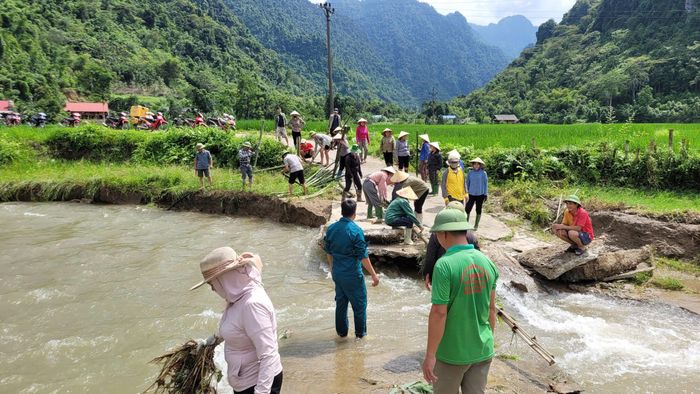 Chính quyền cùng người dân thôn Nặm Đíp khắc phục hậu quả thiên tai