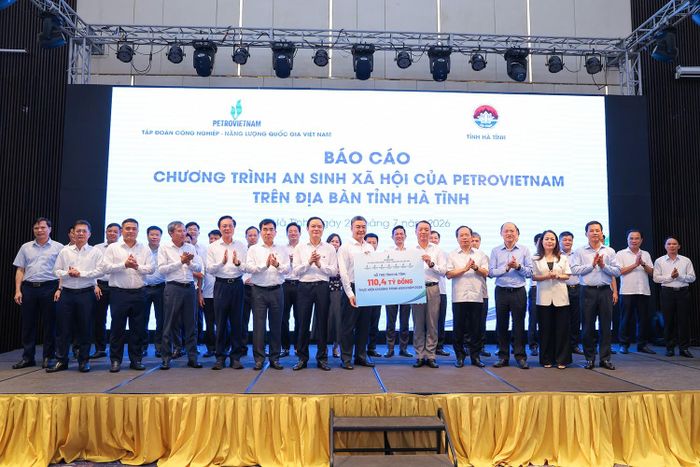  Petrovietnam trao biểu trưng hỗ trợ các hoạt động an sinh xã hội trên địa bàn tỉnh Hà Tĩnh
