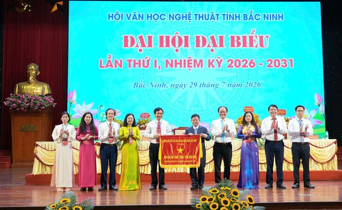 Liên hiệp các Hội Văn học nghệ thuật Việt Nam trao Cờ thi đua xuất sắc cho tập thể Hội Văn học nghệ thuật tỉnh Bắc Ninh