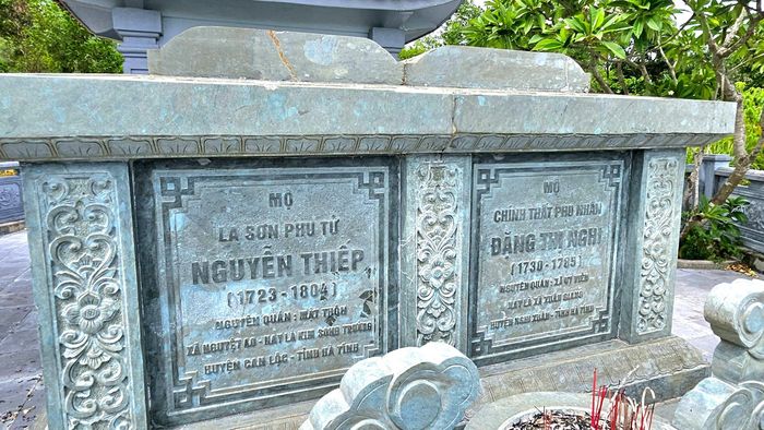 Phần mộ của cụ Nguyễn Thiếp được song táng cùng với phần mộ của bà chính thất Đặng Thị Nghi. Ảnh: Nguyễn Diệu