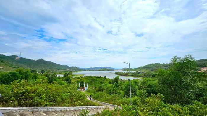 Hồ Thành nhìn từ mộ cụ Nguyễn Thiếp. Ảnh: Nguyễn Diệu