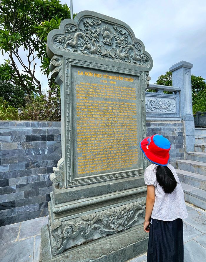 Nhiều thầy cô giáo, học sinh trên địa bàn tỉnh Nghệ An về xã Thiên Nhẫn để "trải nghiệm về nguồn", thắp hương tại mộ cụ Nguyễn Thiếp. Ảnh: Nguyễn Diệu 