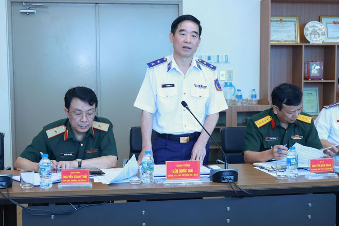 Trung tướng Bùi Quốc Oai - Chính ủy Cảnh sát biển Việt Nam định hướng nội dung trao đổi tại buổi làm việc