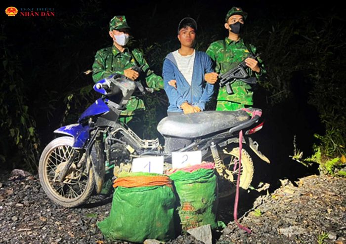 Đối tượng vận chuyển thuốc nổ bị lực lượng Biên phòng bắt giữ khi đang thực hiện hành vi đưa hàng cấm qua biên giới