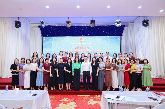 Các đại biểu cùng chụp ảnh lưu niệm. Ảnh: Bộ GDĐT