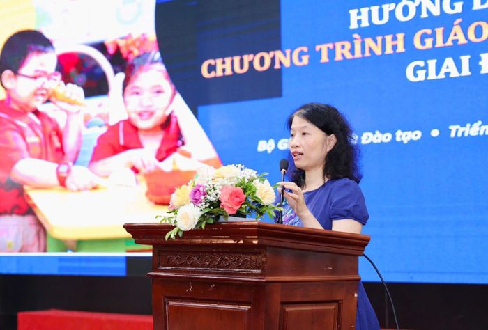 PGS.TS. Bùi Thị Lâm - Trưởng Ban biên soạn tài liệu hướng dẫn thực hiện Chương trình GDMN thí điểm trình bày tại hội nghị. Ảnh: Bộ GDĐT