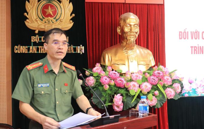 Thượng tá Dương Minh Tuyến, Phó Trưởng phòng Tham mưu CATP báo cáo tại hội nghị. (Ảnh: Cổng TT Công an Hà Nội)