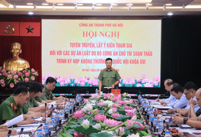 Thiếu tướng Nguyễn Ngọc Quyền, Phó Bí thư Đảng ủy, Phó Giám đốc CATP phát biểu tại hội nghị. (Ảnh: Cổng TT Công an Hà Nội)