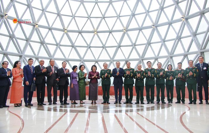 Các đại biểu chụp ảnh lưu niệm. Ảnh: Đắc Trường
