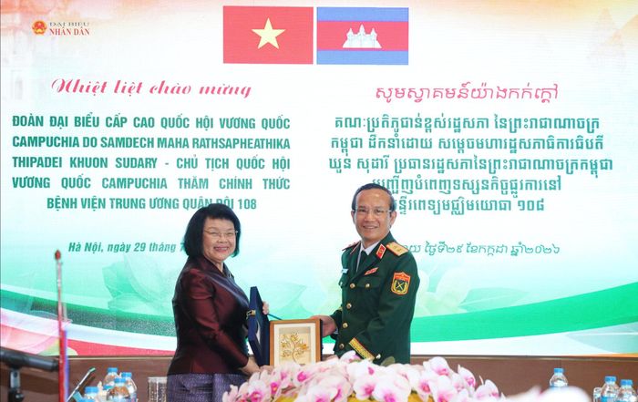 Chủ tịch Quốc hội Campuchia Samdech Khuon Sudary tặng quà lưu niệm Bệnh viện 108. Ảnh: Đắc Trường