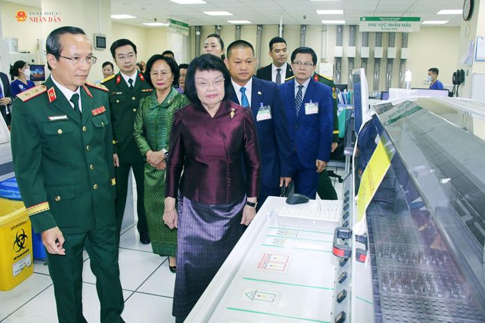 Chủ tịch Quốc hội Campuchia Samdech Khuon Sudary thăm Trung tâm xét nghiệm - Bệnh viện 108. Ảnh: Đắc Trường