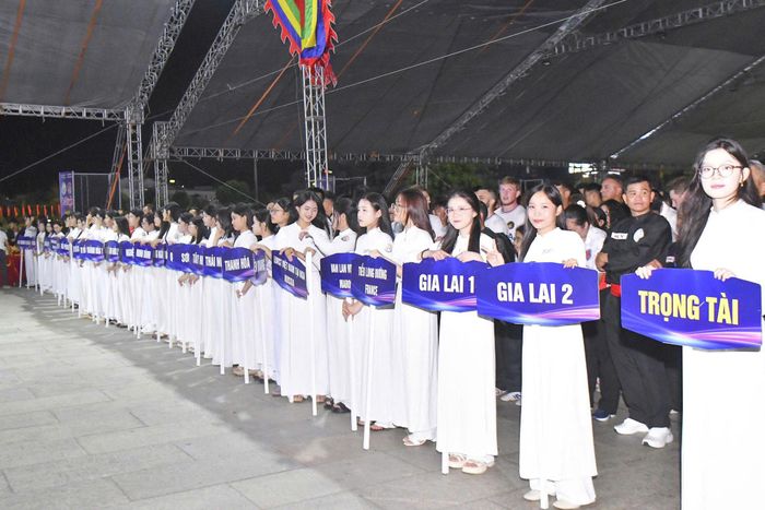 33 đơn vị, tỉnh, thành phố, cùng các câu lạc bộ quốc tế tham gia giải. Ảnh: Phan Phương