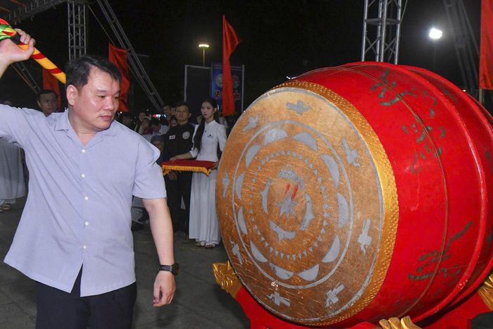 Chủ tịch Liên đoàn Võ thuật cổ truyền Việt Nam Nguyễn Ngọc Anh đánh trống khai mạc giải. Ảnh: Phan Phương