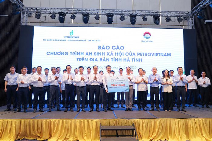 Petrovietnam trao biểu trưng hỗ trợ các hoạt động an sinh xã hội trên địa bàn tỉnh Hà Tĩnh. Ảnh: Petrovietnam