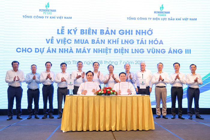 Lễ ký biên bản ghi nhớ mua bán khí LNG tái hóa cho Dự án NMĐ Vũng Áng III. Ảnh: Petrovietnam
