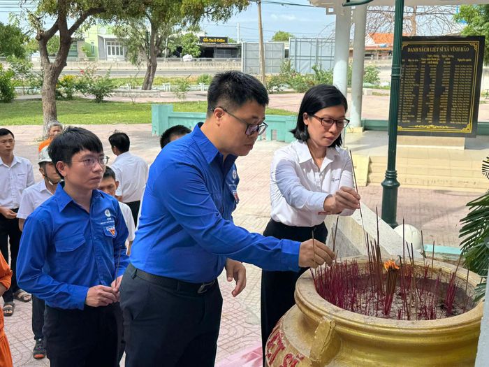 Thành kính thắp những nén hương thơm tưởng nhớ các Liệt sĩ
