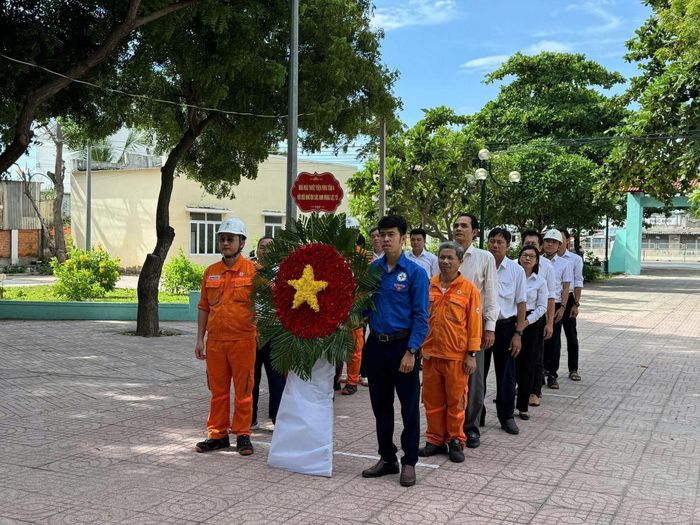 Dâng hoa tưởng nhớ và tri ân các Anh hùng Liệt sĩ