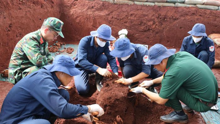 Từ ngày 14 đến 27/7/2026, lực lượng chức năng đã tìm thấy, cất bốc và quy tập được 26 hài cốt liệt sĩ. Ảnh: Văn Dũng