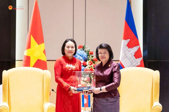 Phó Chủ tịch Quốc hội Nguyễn Thị Thanh tặng quà lưu niệm cho Chủ tịch Quốc hội Vương quốc Campuchia Samdech Khuon Sudary