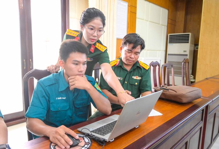 Cán bộ hướng dẫn chuẩn hóa thành phần hồ sơ, quét và lưu trữ tài liệu theo đúng định dạng; thực hiện thủ tục hành chính trên Cổng Dịch vụ công Bộ Quốc phòng. Ảnh: Phương Vũ